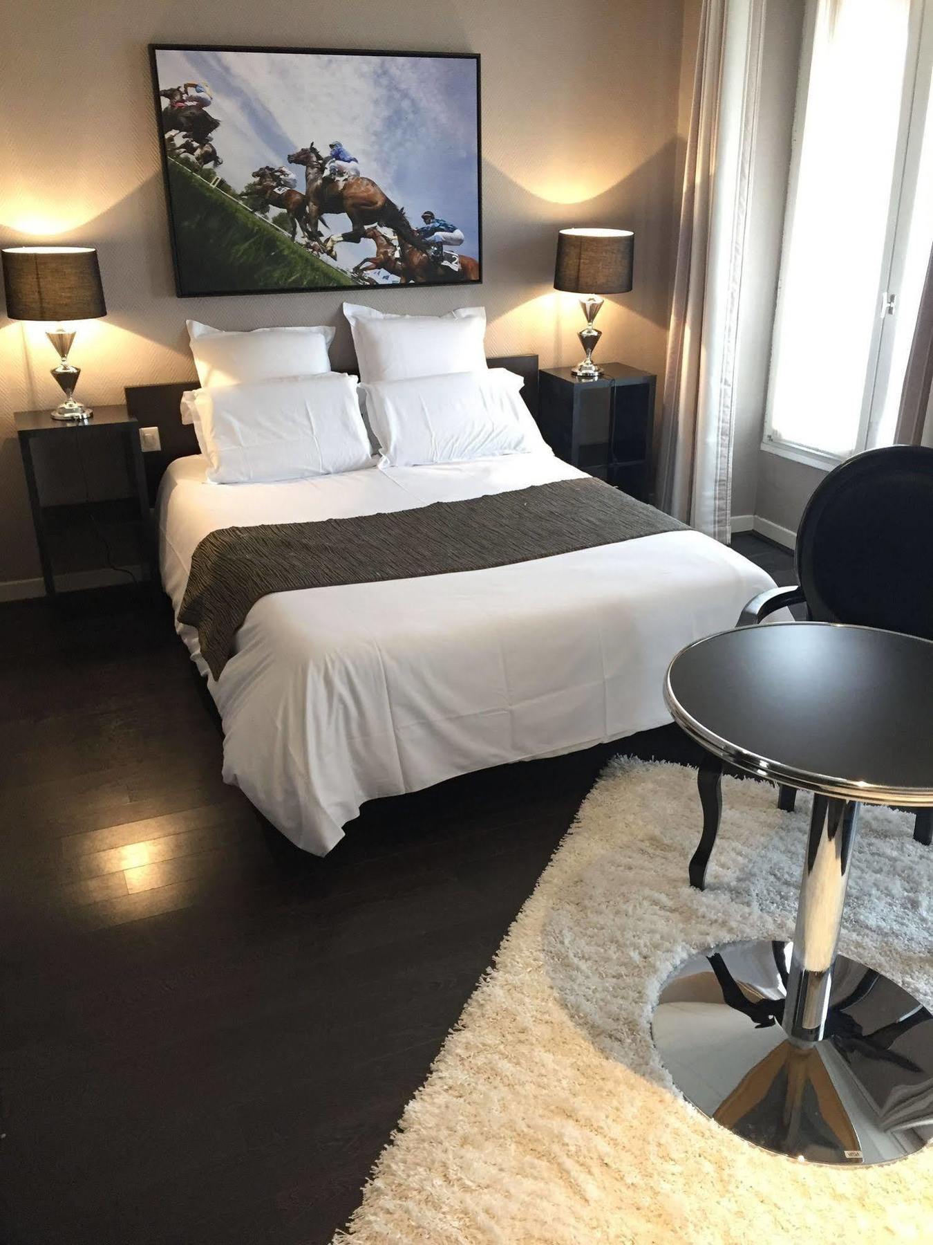 שנטילי Hotel L'Avenue מראה חיצוני תמונה